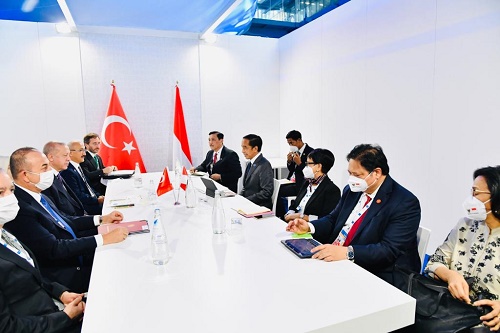 Presiden Joko Widodo menggelar pertemuan bilateral dengan Presiden Turki Recep Tayyip Erdogan, di sela KTT G20, di La Nuvola, Roma, Italia, Sabtu (30/10/2021). (Foto: BPMI Setpres/Laily Rachev)
