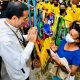 Presiden Jokowi membeli noken dari mama penjual di pinggir Jalan Raya Hawai Sentani, Jayapura, Papua, Jumat (01/10/2021). (Foto: BPMI Setpres/Laily)