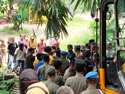 Petugas Satpol PP tampak tengah melakukan penertiban bangunan liar yang dijadikan Tempat Hiburan Malam di wilayah Blok Yuli dan Blok Empang, Kecamatan Kemang. (Ft//fahri)