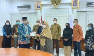 Penyerahan Helm Inovasi IPB