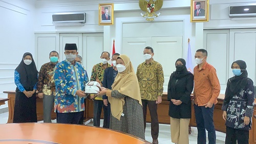Penyerahan Helm Inovasi IPB
