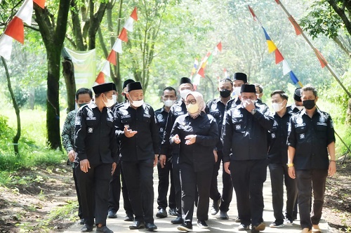 bupati bogor ade yasin bersama kepala desa di rumpin