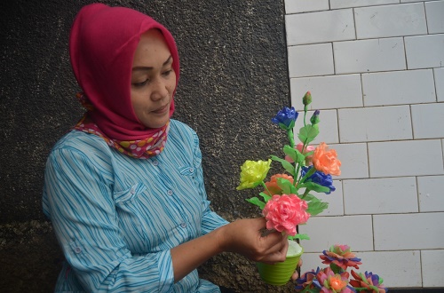 limbah plastik jadi bunga