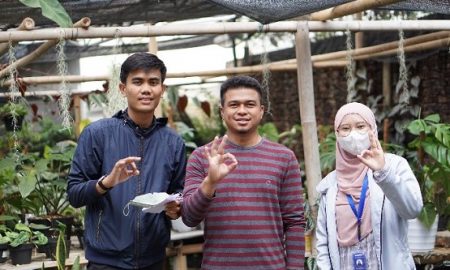 Foto Tim OVOC 17 dengan Pak Reja sebagai salah satu petani tanaman hias di Desa Sukamantri.