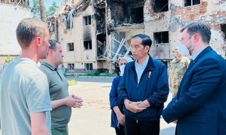 Presiden Jokowi dan Ibu Iriana meninjau kompleks Apartemen Lipky di Kota Irpin, Ukraina, Rabu (29/06/2022). (Foto: BPMI Setpres/Laily Rachev)