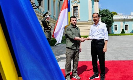 Presiden Jokowi disambut Presiden Zelenskyy setiba di Istana Maryinsky, Kyiv, Ukraina, Rabu (29/06/2022). (Foto: BPMI Setpres/Laily Rachev)