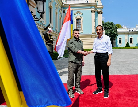 Presiden Jokowi disambut Presiden Zelenskyy setiba di Istana Maryinsky, Kyiv, Ukraina, Rabu (29/06/2022). (Foto: BPMI Setpres/Laily Rachev)