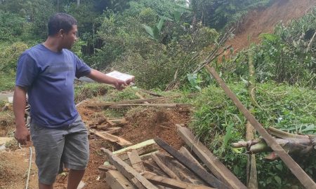 Abdul Muis menunjukan rumahnya yang rata dengan tanah akibat bencana banjir bandang dan longsor yang terjadi di wilayah perkebunan teh Cianten, Leuwiliang, Kabupaten Bogor.