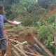 Abdul Muis menunjukan rumahnya yang rata dengan tanah akibat bencana banjir bandang dan longsor yang terjadi di wilayah perkebunan teh Cianten, Leuwiliang, Kabupaten Bogor.