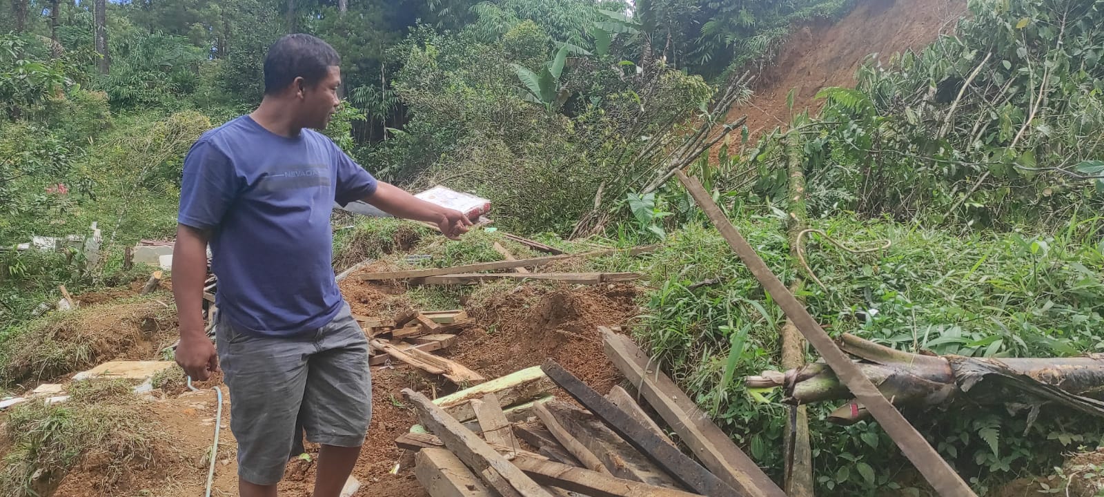 Abdul Muis menunjukan rumahnya yang rata dengan tanah akibat bencana banjir bandang dan longsor yang terjadi di wilayah perkebunan teh Cianten, Leuwiliang, Kabupaten Bogor.