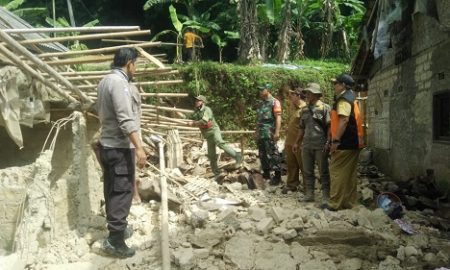 rumah ambruk di cijeruk