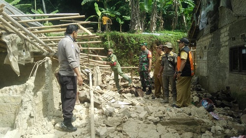 rumah ambruk di cijeruk