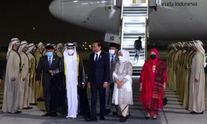 Presiden dan Ibu Iriana Jokowi tiba di Bandara Abu Dhabi, PEA, Jumat (01/07/2022) dini hari. (Foto: BPMI Setpres/Muchlis Jr)