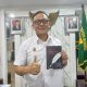Plt Bupati Bogor Iwan Setiawan memperlihatkan buku Di Balik Tajamnya Pena yang di-launching 20 jurnalis. (Arifin/Metropolitan