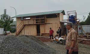 Camat Gunungsindur Dace Hatomi saat meninjau kegiatan pembangunan mesjid raya Jabal Nur.