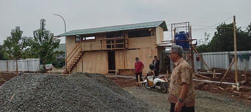 Camat Gunungsindur Dace Hatomi saat meninjau kegiatan pembangunan mesjid raya Jabal Nur.