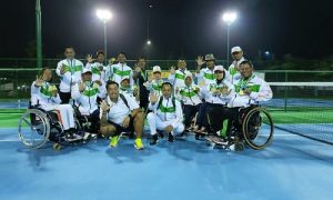Tim Tenis Kursi Roda Kabupaten Bogor, berfoto bersama di Lapangan Tenis Stadion Wibawa Mukti-Cikarang, Kabupaten Bekasi, Minggu (27/11/2022). (Kontingen Peparda Kabupaten Bogor).